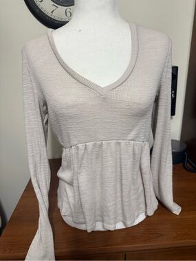 T.La Light Beige V-Neck Long Sleeve Peplum Top